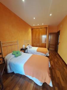 twee bedden in een hotelkamer met twee bedden bij Casa Mundet Sant Antoni de Calonge in Sant Antoni de Calonge