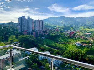 サバネタにあるPiso26 Beautifull Apartment and Parkingの高層建築や木々が茂る街並み