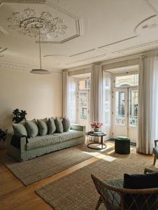 - un salon avec un canapé et une table dans l'établissement B28 Apartments Porto, à Porto