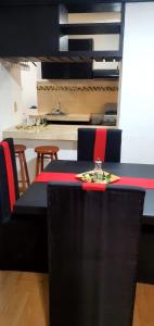 jadalnia z czarnym stołem i czerwonymi krzesłami w obiekcie Zely Home #2 w mieście Cancún