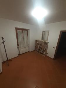 an empty room with a mirror and a cross on the wall at Appartamento Mamy in Castel San Niccolò