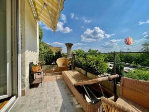 a balcony with a bench and a view at Villa with terrace overlooking the city park in Budapest