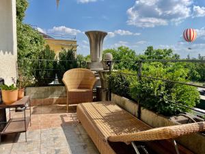 un patio avec des chaises et une fontaine sur un balcon dans l'établissement Villa with terrace overlooking the city park, à Budapest