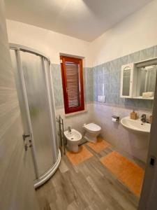 W łazience znajduje się prysznic, toaleta i umywalka. w obiekcie VILLA OMBRA w mieście Casa Morcone