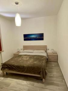 sypialnia z łóżkiem i obrazem na ścianie w obiekcie VILLA OMBRA w mieście Casa Morcone