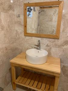 ein Bad mit einem Waschbecken und einem Spiegel in der Unterkunft BUNGALOV in Kemer