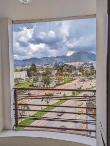 una ventana con vistas a la ciudad en Hotel Charlotte Suite 26, en Bogotá