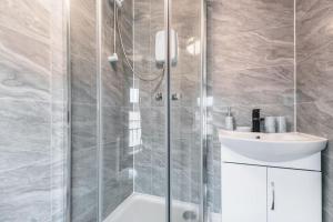 a bathroom with a shower and a sink at Creedite - 2 Bedroom Flat in Reading