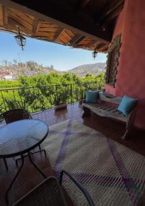 balcone con tavolo, sedie e vista di Depa céntrico en Zinapécuaro a Zinapécuaro de Figueroa