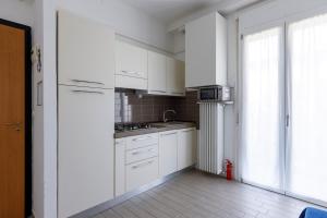 Sissi's Home [Due Passi Dal Mare, Free WiFi]的厨房或小厨房