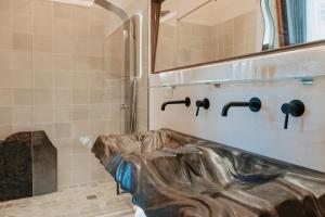 Salle de bains dans l'établissement Masseria Le Lamie