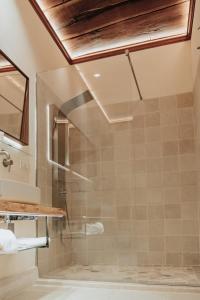 Salle de bains dans l'établissement Masseria Le Lamie