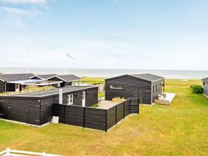 Sønderbyにある6 person holiday home in Juelsmindeの海を背景にした海辺の家
