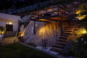 Una escalera que conduce a una casa por la noche en Veiga da Fraga en Poio