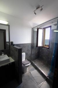 アリエタにあるLa Casa del Atlánticoのバスルーム(シャワー、トイレ、シンク付)
