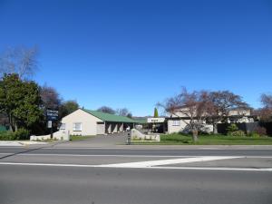 an empty street with houses in the background at Commodore Court Motel in Blenheim