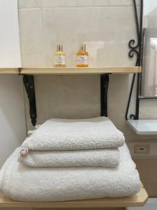 três toalhas sentadas numa prateleira na casa de banho em Riad Hanya em Marraquexe