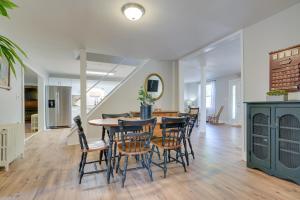 cocina y comedor con mesa y sillas en Grantville Home Rental with Game Room on 5 Acres!, en Grantville