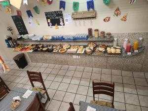 una vista aérea de una panadería con un mostrador con donuts en Pousada Jasmine, en João Pessoa