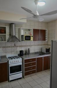 een keuken met een fornuis en een fornuis top oven bij Ideal Place in Godoy Cruz
