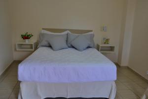 een slaapkamer met een groot bed met paarse lakens en kussens bij Ideal Place in Godoy Cruz