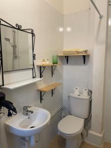 馬拉喀什的住宿－Riad Hanya，白色的浴室设有卫生间和水槽。