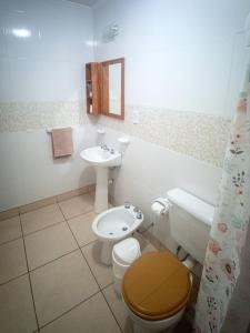 y baño con aseo y lavamanos. en Antonieta Dpto Nº4 en el 2ºPiso en Puerto Iguazú