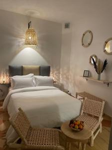 um quarto com uma cama e uma tigela de fruta numa mesa em Riad Hanya em Marrakech