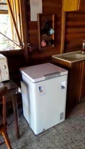 un frigorifero bianco in una cucina accanto a un lavandino di Sítio pousada e Refúgio lazer e eventos a Santana do Livramento