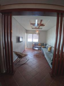 MIRADOR GOLF 02 N°B15 CABO NEGRO في تطوان: غرفة معيشة مع أريكة وطاولة