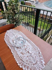 uma mesa com uma placa de renda branca em Casa comfort zone em Perugia