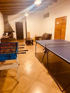 eine Tischtennisplatte in einem Wohnzimmer mit einer Tischtennisplatte in der Unterkunft Liwen Apartamentos de Playa in San Clemente del Tuyú