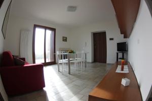 sala de estar con sofá y mesa en Residenza La Mannara en Itri