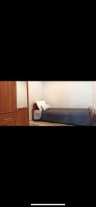 エルムポリにあるPorto Levanteのベッドルーム1室(ベッド1台付)、木製キャビネットが備わります。