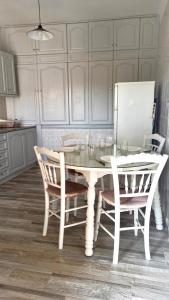 una mesa blanca y sillas en una cocina en Porto Levante en Ermúpoli