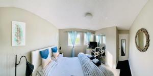 una camera da letto con un grande letto con cuscini blu di Luxury homestay in Mississauga near square one mall & Pearson Airport a Mississauga