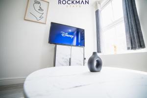 תמונה מהגלריה של 12B Alexandra Street - Stylish Apartment in the Heart of Southend on Sea by Rockman Stays בסאות'אנד און סי