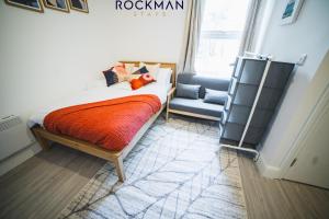 Rúm í herbergi á 12C Alexandra Street - Charming Apartment in Southend by Rockman Stays close to Beach, Station and Shops