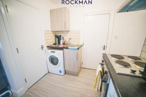 12C Alexandra Street - Charming Apartment in Southend by Rockman Stays close to Beach, Station and Shops 주방 또는 간이 주방