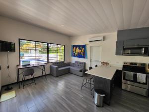 eine Küche und ein Wohnzimmer mit einem Tisch und Stühlen in der Unterkunft Villa Elenita - Pura Vida in Parrita