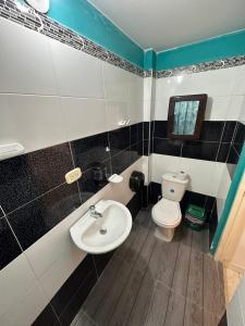 La salle de bains est pourvue de toilettes et d'un lavabo. dans l'établissement ACOGEDOR Y BONITO APARTAMENTO EN PALMIRA, à Palmira