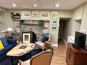 - un salon avec une table et une cheminée dans l'établissement Lemonade Cottages and Retreat, à Kilrush