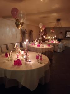 Chambre avec 2 tables avec bougies et ballons dans l'établissement Hotel Ristorante La Bettola, à Urgnano