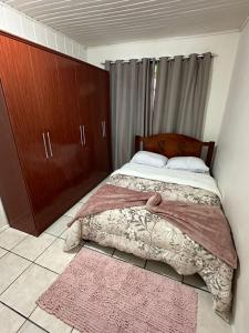 烏魯比西的住宿－Casa Recanto Alegria，一间卧室配有床、橱柜和地毯