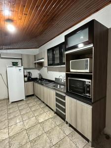 烏魯比西的住宿－Casa Recanto Alegria，厨房配有白色冰箱和微波炉