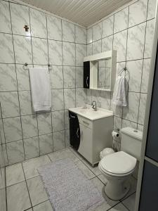 烏魯比西的住宿－Casa Recanto Alegria，白色的浴室设有卫生间和水槽。