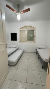 een kamer met 2 bedden en een raam bij Casa de Férias em Atibaia Piscina Climatizada in Atibaia