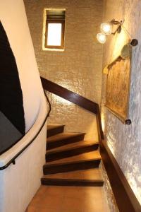 un escalier dans un bâtiment avec un escalier dans l'établissement Maison du Roy/ Upper Cambers, à Saint-Antonin