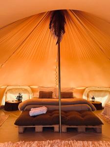 a bedroom with two beds in a tent at Villarejo Pousada e Experiências in Ibiúna