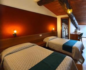 pokój hotelowy z 2 łóżkami w pokoju w obiekcie Altavilla Albergo meublé w mieście Tirano
